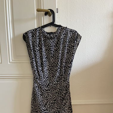 Fließendes Neckholderkleid