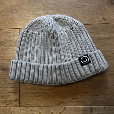 Beige knitted beanie with smiley patch