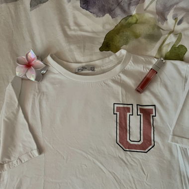 Weisses Crop-T-Shirt von Stradivarius – Rosa Buchstabe U