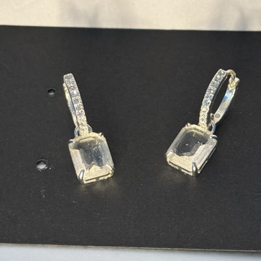 Orecchini color argento con pietre rettangolari