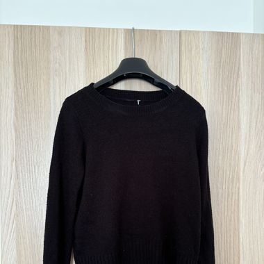 Schwarzer Pullover 