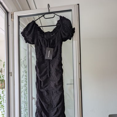Schwarzes Kleid 