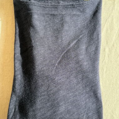 T-shirt sombre à manches longues
