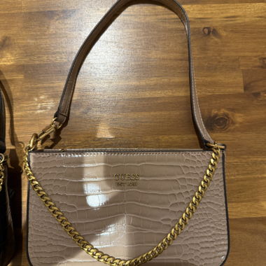Borsa a spalla Guess con stampa coccodrillo