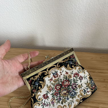 Floral tapestry bag with golden details