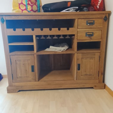 Credenza in legno con cassetti portabottiglie