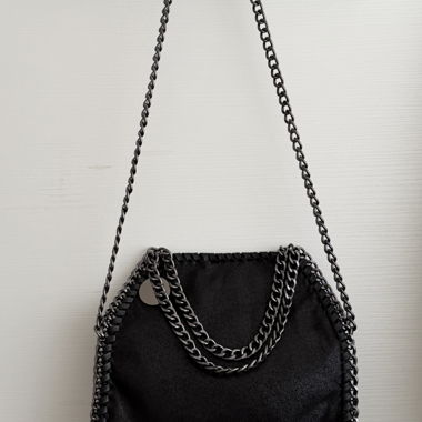 Sac bandoulière noir avec anse chaîne