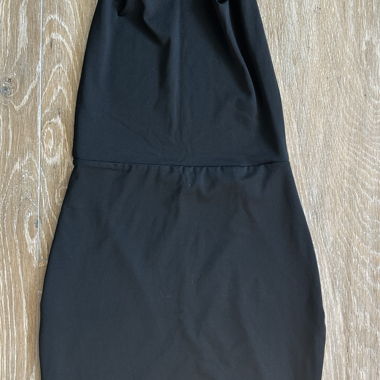 Robe noire dos nu