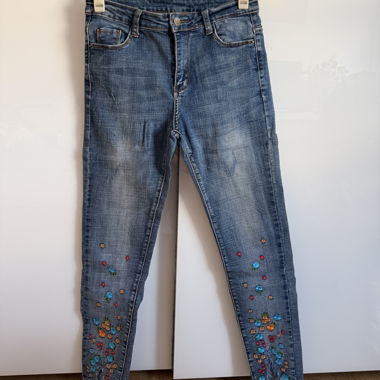 Embroidered & High-Waist Jeans