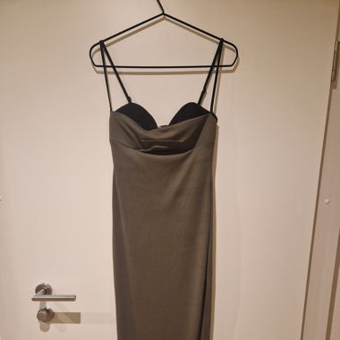 Abendkleid in Olivgrün und schwarzen Details