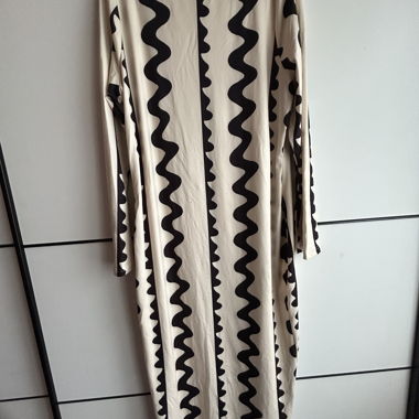 Kurvenbetonendes Kleid