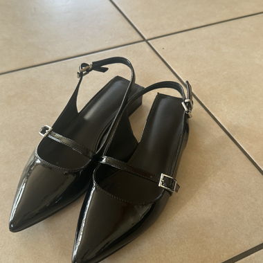 Schwarze Lack-Ballerinas mit Riemchen