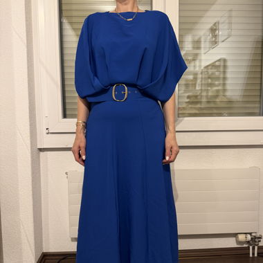 Abito midi blu con cintura
