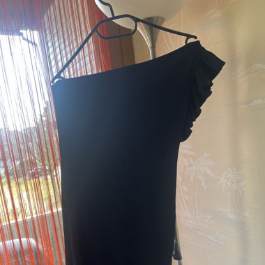 Robe noir avec une épaule dénudée 