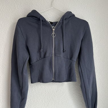 Sweat à capuche court gris
