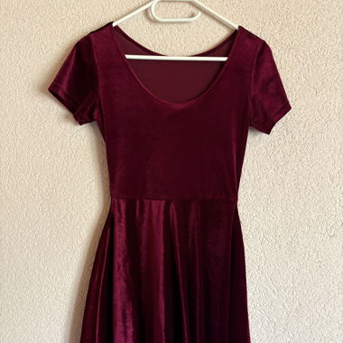 Burgunderfarbenes Samtkleid