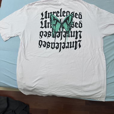 T-shirt rose design dans le dos