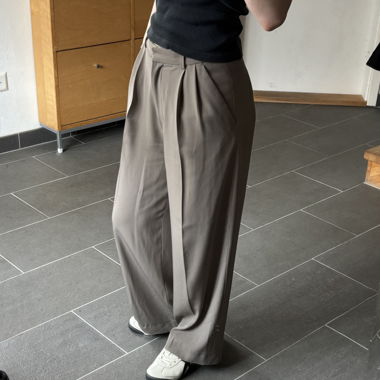 Grey wide-leg trousers with pleats
