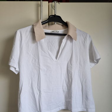 Weisses Shirt mit beigem Kragen