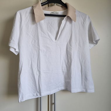 Weisses Shirt mit beigem Kragen