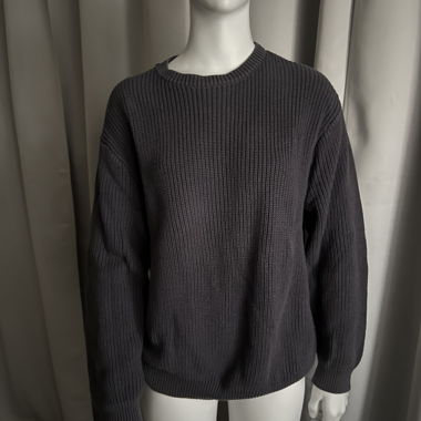 Maglione scuro lavorato a maglia grossa 