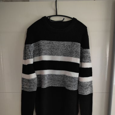 Schwarz-weisser Strickpullover 