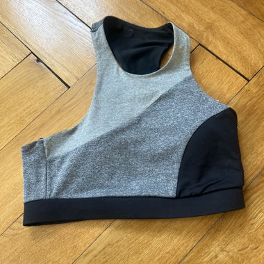 Top sportivo asimmetrico Oysho