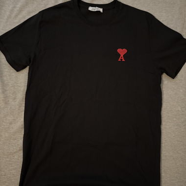 Schwarzes T-Shirt mit Herz-A
