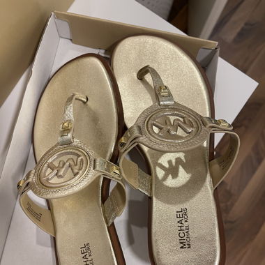 Michael Kors Flip Flop gold