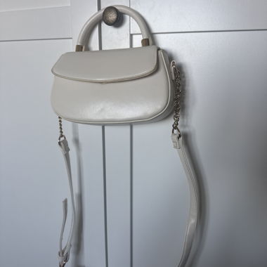 Beige Handtasche mit langem Riemen