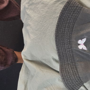 Cappello a secchiello grigio ricamato con farfalla