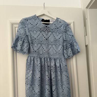 Elegantes Spitzenkleid von Perseverance London