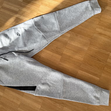 Pantaloni Nike Tech grigi