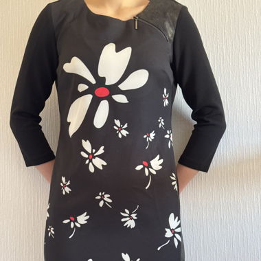 Robe noire à fleur