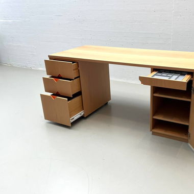 Funktionaler Schreibtisch mit mobilem Korpus