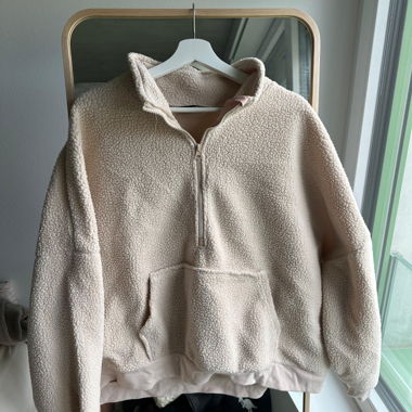 Maglione in teddy beige con mezza zip