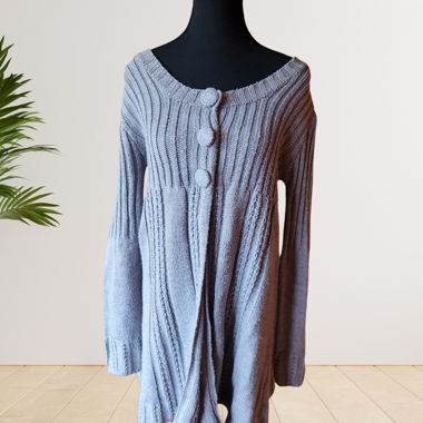Grauer Strickmantel