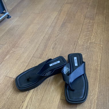 Leather flip flops 