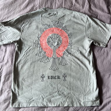 T-shirt Chrome Hearts grigio con stampa. Originale