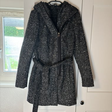 Cappotto grigio-nero con cappuccio