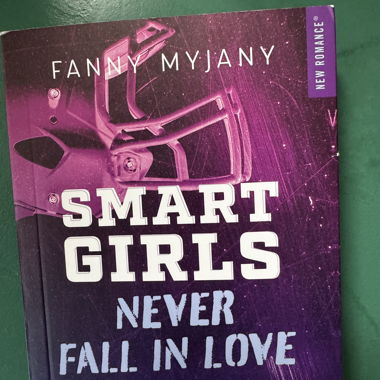 Smart Girls Never Fall in Love at University 