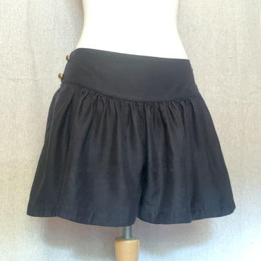 Mini shorts neri a vita alta con bottone dorato