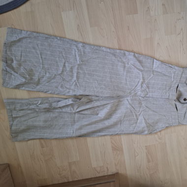 Grauer Jumpsuit 