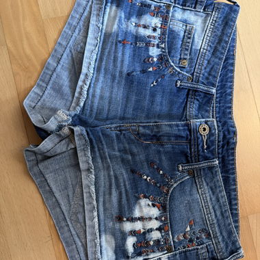 Short en jean avec broderie