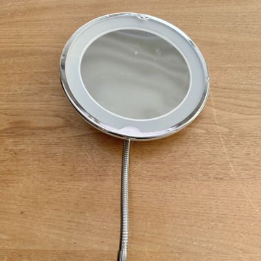 Vergrösserungsspiegel mit licht