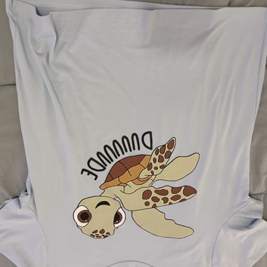 T-shirt blu con tartaruga