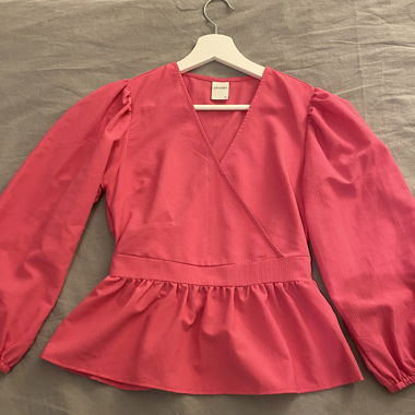 Pinkes Wickeltop mit Puffärmeln