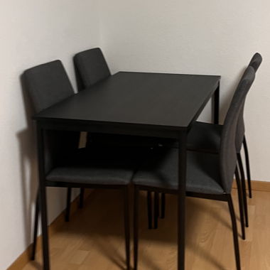 Esstisch mit vier Stühlen