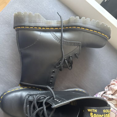 DR. MARTENS 