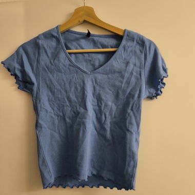 T-shirt bleu à col en V
